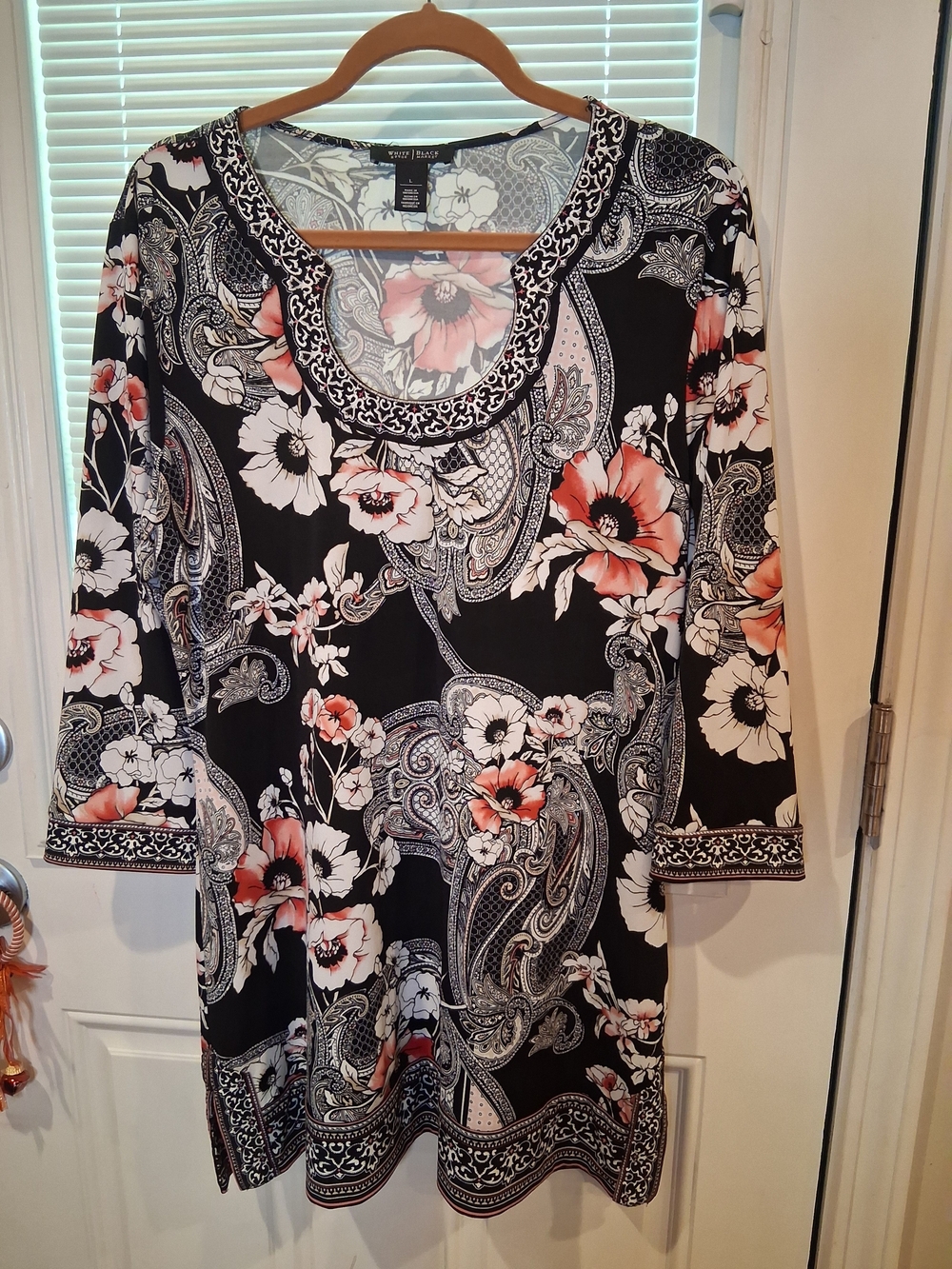 sku 81 White House Black Market Black Tunic/ Dress Pink and White Floral Paisley